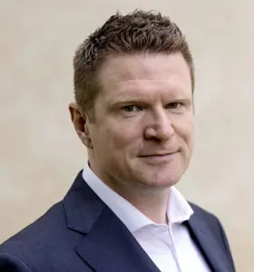 Nikolaj Sommer - Journalist, forfatter og chefredaktør med dyb indsigt i medier, politik og kommunikation.