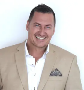 Søren Lynge - Dedikeret til personlig udvikling og videnformidling - en blanding af coach, forsker og forfatter, der engagerer og inspirerer som foredragsholder.