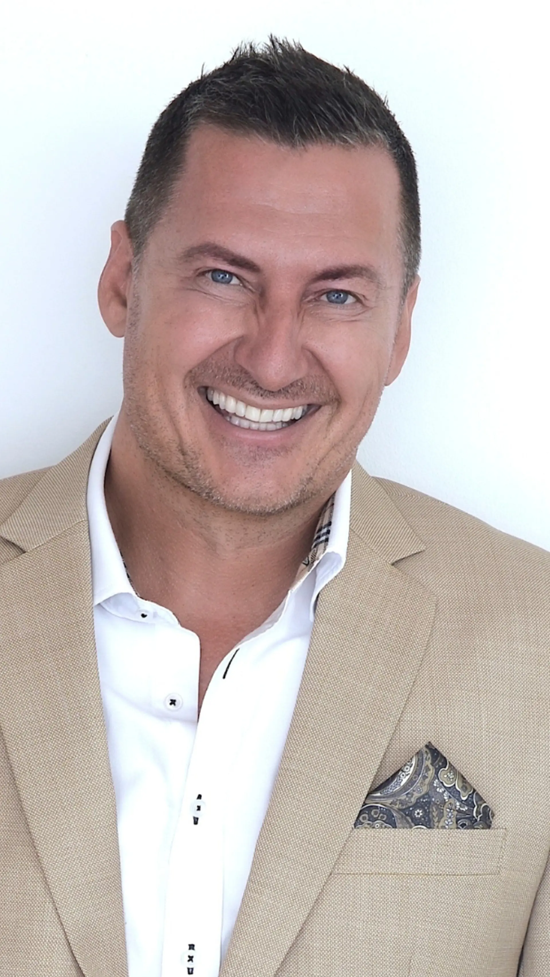 Søren Lynge - <p>Dedikeret til personlig udvikling og videnformidling - en blanding af coach, forsker og forfatter, der engagerer og inspirerer som foredragsholder.</p>