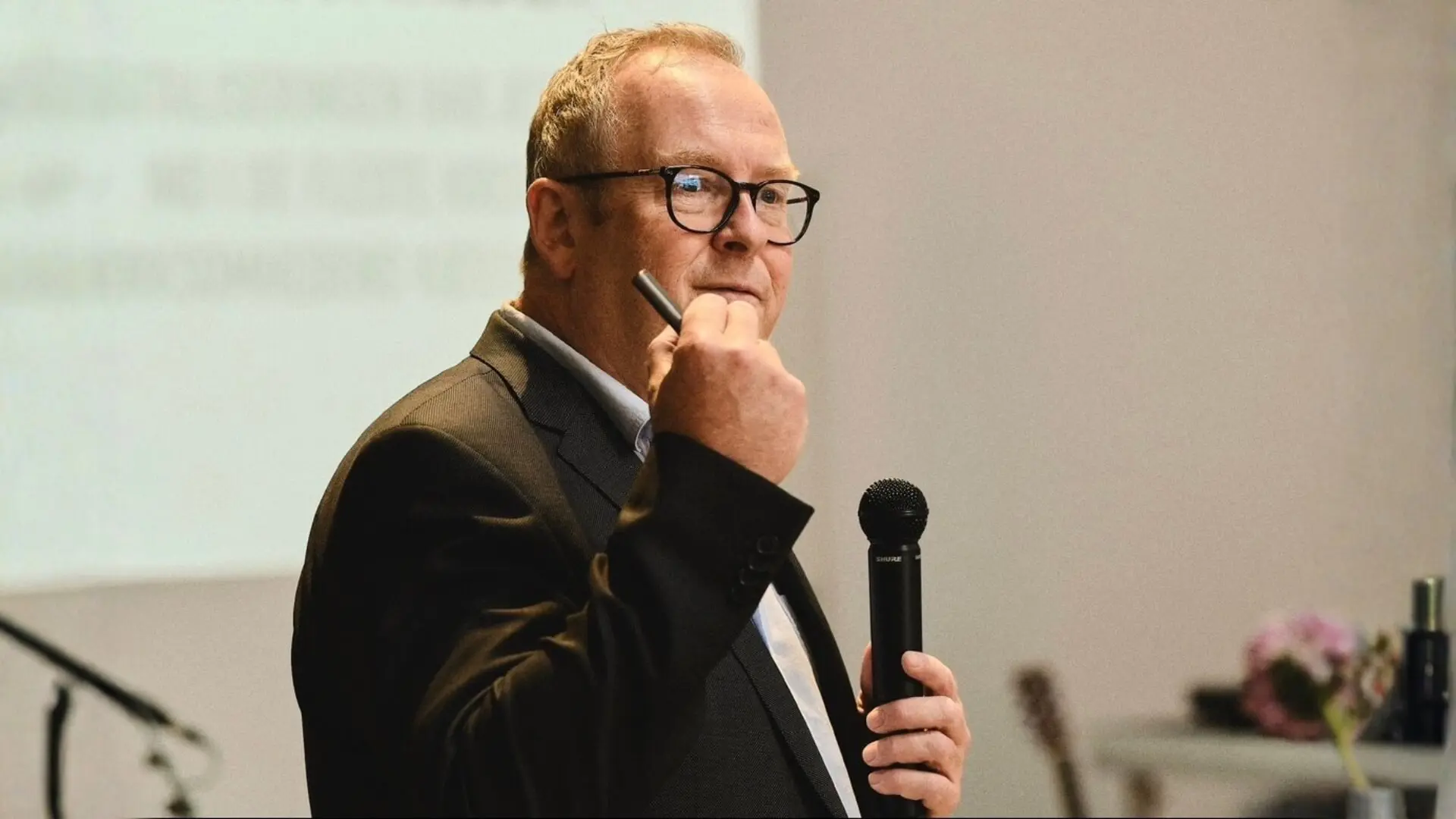 Jesper Bove-Nielsen - <p>AI-strateg, forfatter og erfaren leder af digital transformation giver ledere klar retning i AI, digital suverænitet og strategisk brug af egne data.</p>