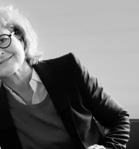 Trine Sick - Journalist, kommunikationsrådgiver og forfatter, der udforsker alderens betydning. Deler perspektiver på hvordan synet på alder skal opdateres til nutidens samfund.