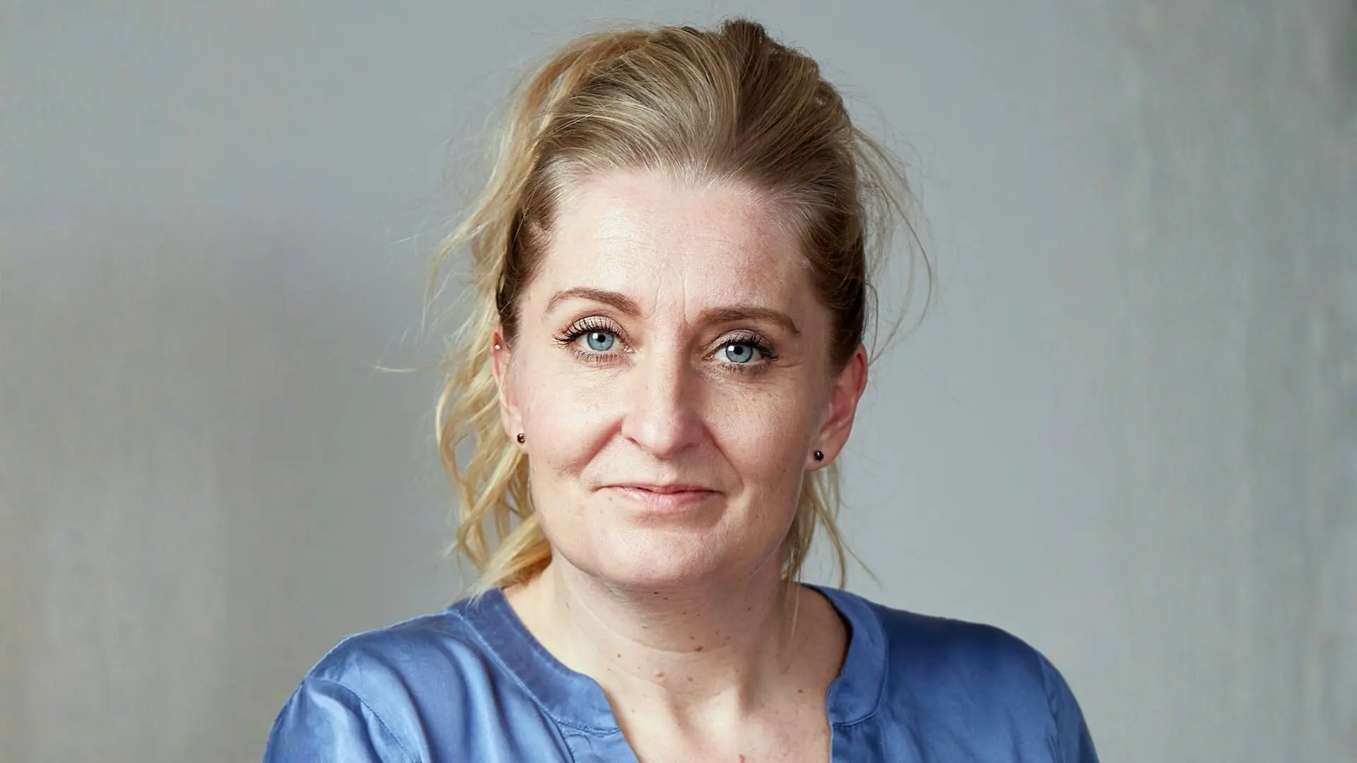 Julie Lindegaard - <p dir="ltr">Moderator, journalist, forfatter,<em> </em>bestyrelsesmedlem<em> </em>og foredragsholder med skarphed, nærvær og stærke samtaler i centrum.&nbsp;</p>