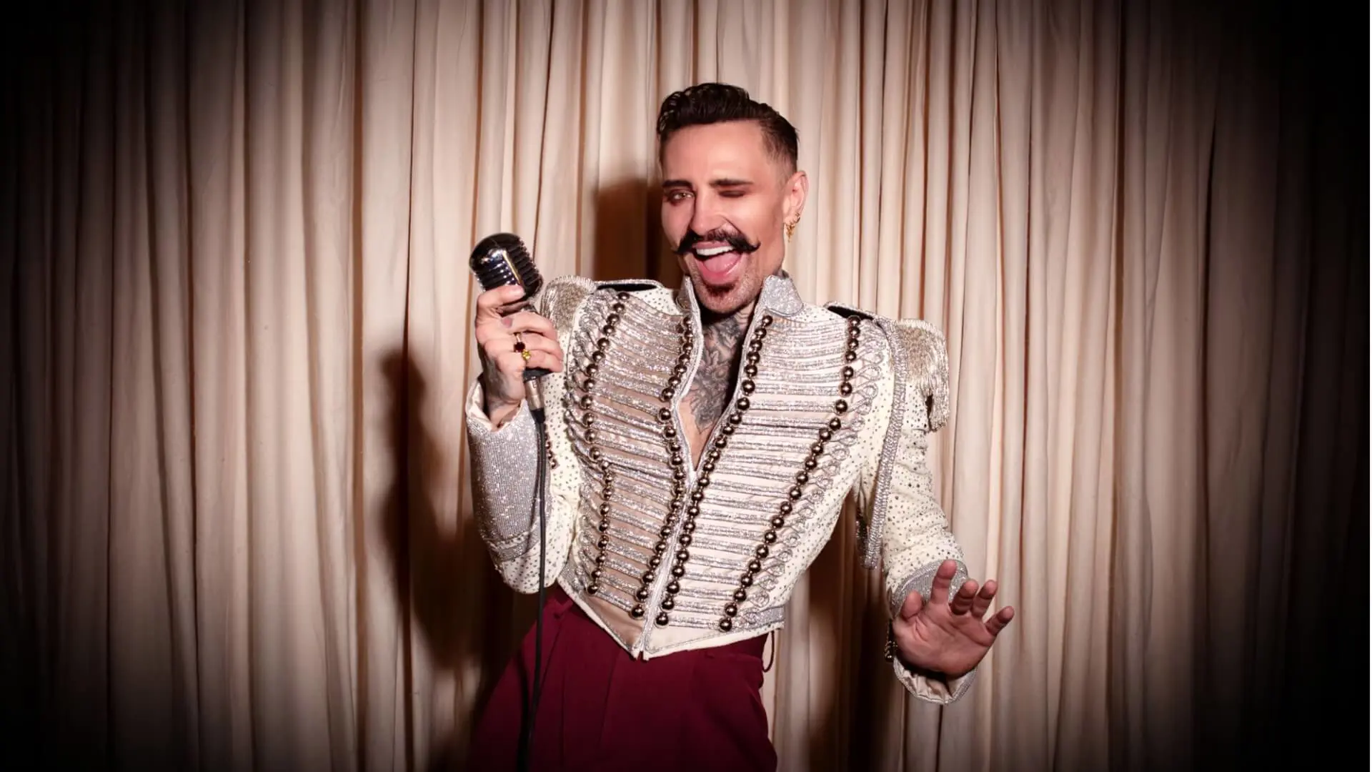 Tinus - <p dir="ltr">Autodidakt multikunstner, foredragsholder, entertainer og storyteller med varme, vid og personlig gennemslagskraft.</p>