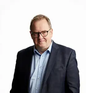 Jesper Bove-Nielsen - AI-strateg, forfatter og erfaren leder af digital transformation giver ledere klar retning i AI, digital suverænitet og strategisk brug af egne data.