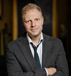 Anders Ravn Sørensen - Forfatter, lektor og erhvervshistoriker ved CBS, der de seneste 10 år har beskæftiget sig med krydsfeltet mellem erhvervshistorie og kulturhistorie. 