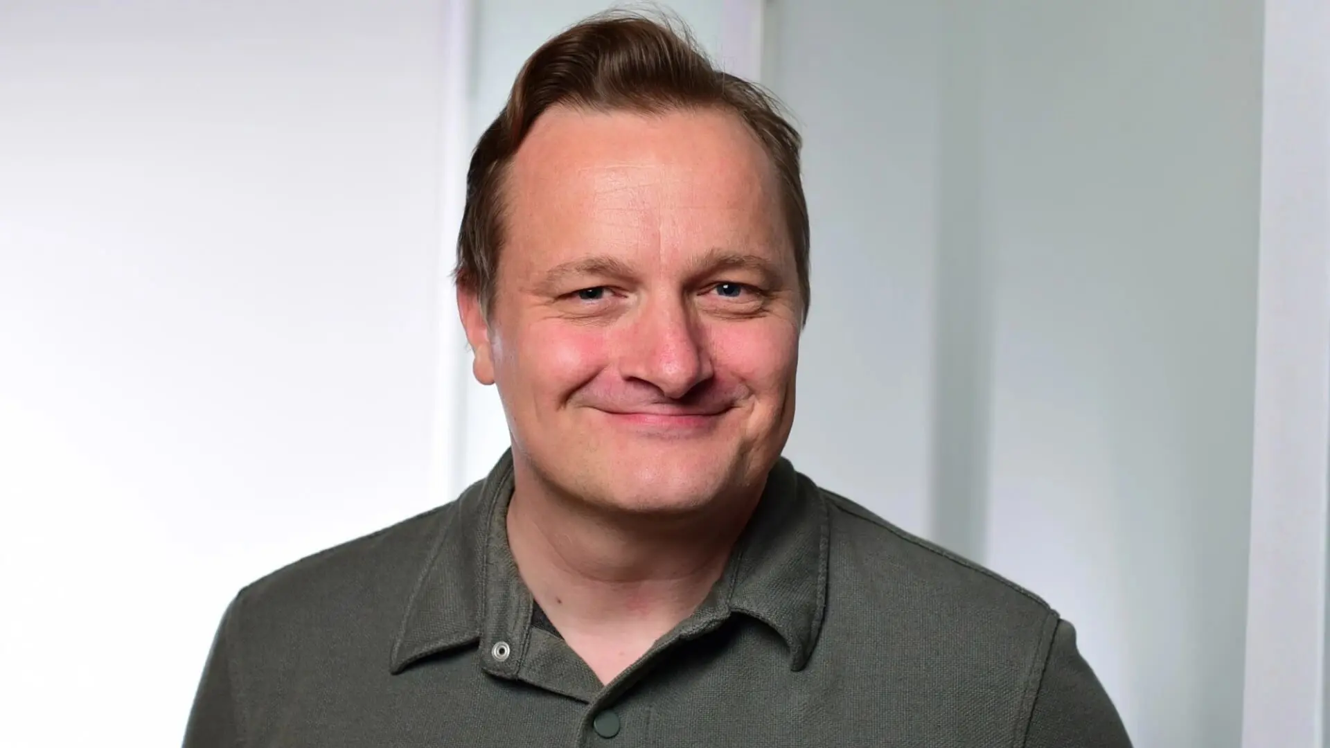 Frederik Waage - <div class="b-l-text logo-text-wrapper">
<div class="b-l-text-w logo-text">Professor, dr. jur. i forfatnings- og forvaltningsret ved Juridisk Institut på Syddansk Universitet i Odense.</div>
</div>