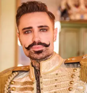 Tinus - Autodidakt multikunstner, foredragsholder, entertainer og storyteller med varme, vid og personlig gennemslagskraft.