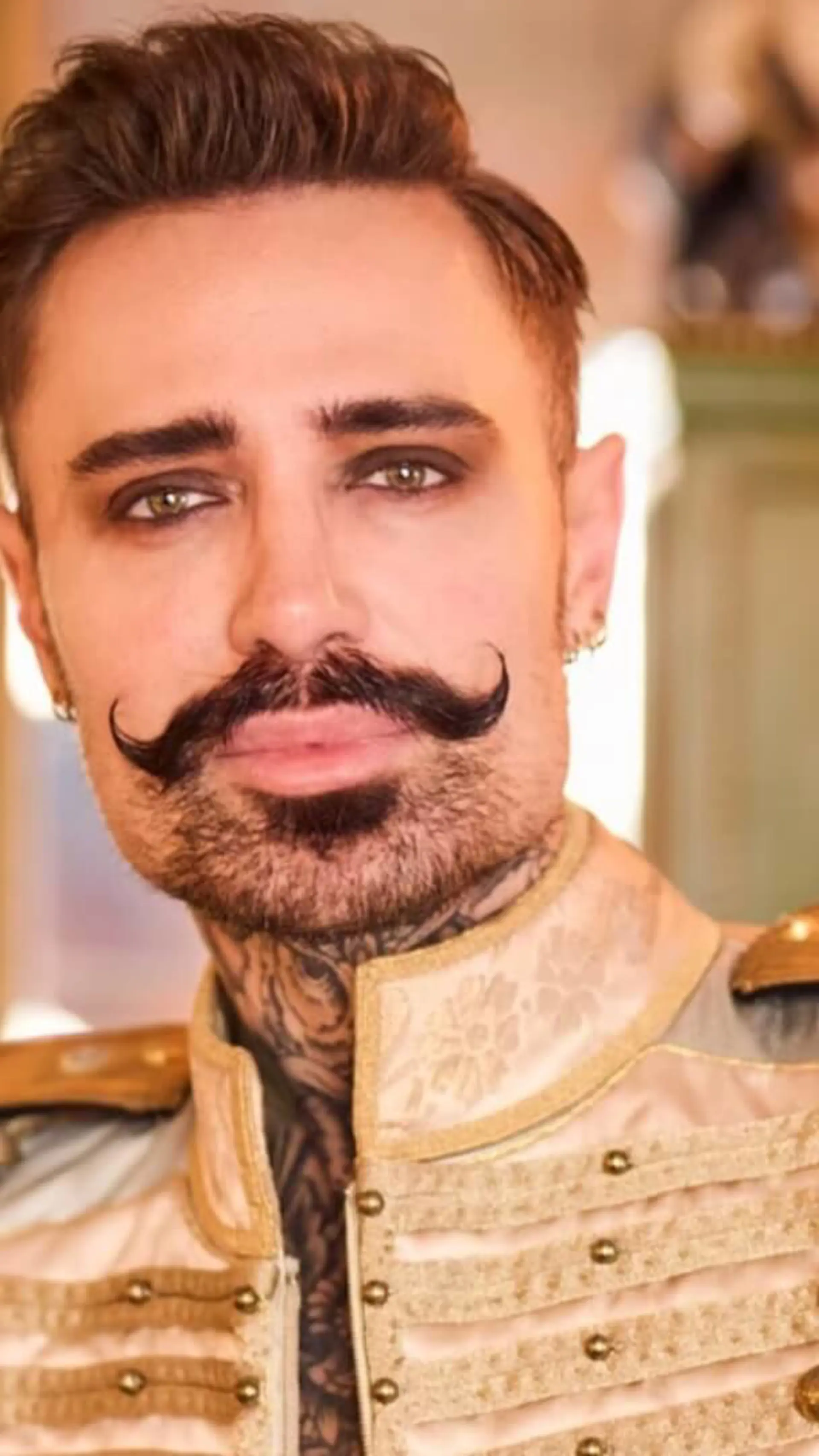 Tinus - <p dir="ltr">Autodidakt multikunstner, foredragsholder, entertainer og storyteller med varme, vid og personlig gennemslagskraft.</p>