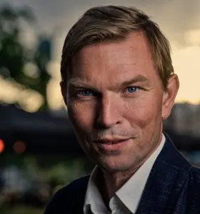 Christoffer Emil Bruun - Forfatter, radiovært og historiker, der formidler Europas idéhistorie, litteratur, tro og menneskets psykologi.