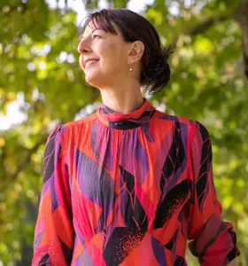 Iben Krogsdal - Forfatter, salmedigter og skribent, der gennem de seneste år har skrevet salmedigte, salmer, noveller, koncertfortællinger og korværker.