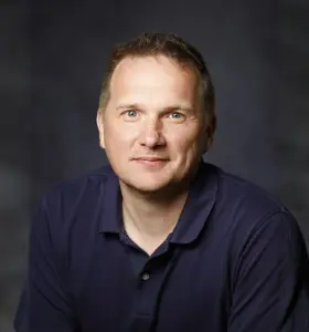 Christian Kanstrup Holm - Professor i immunologi ved Aarhus Universitet med blik for virus, feber og moderne medicin.