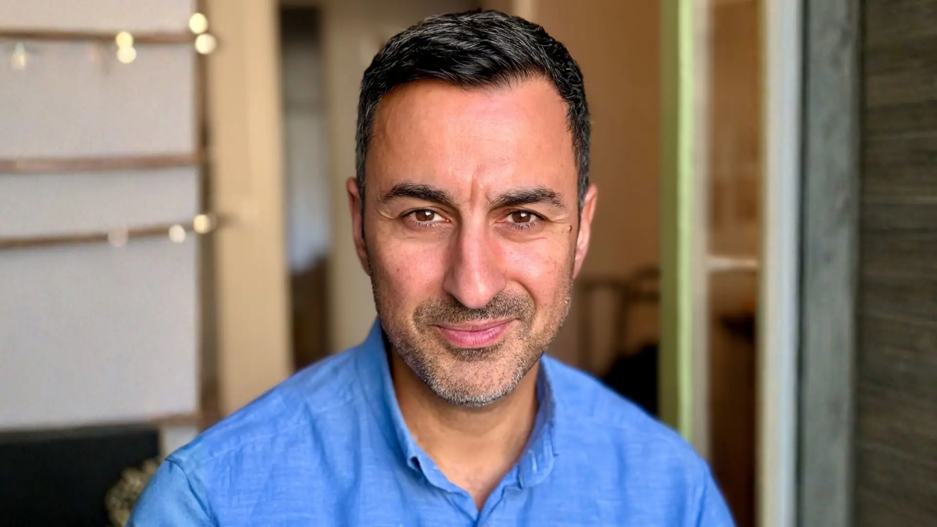Erkan Özden - <p>Erkan Özden er journalist, moderator, foredragsholder og forfatter.</p>