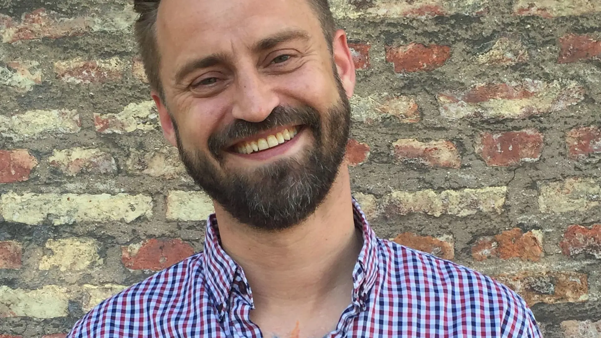Jesper Dahl Jokeren - Multitalentfuld musiker, forfatter og skuespiller. Skaber med en unik evne til at fange essensen i sangskrivning og fortælling.