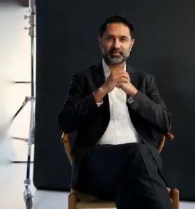 Imran Rashid - Erfaren foredragsholder, tidligere innovationschef og speciallæge. Kombinerer medicinsk indsigt med kreativ tænkning.