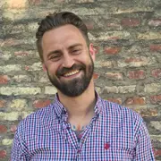 Jesper Dahl Jokeren - Multitalentfuld musiker, forfatter og skuespiller. Skaber med en unik evne til at fange essensen i sangskrivning og fortælling.