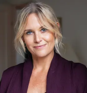 Stine Buje - Prisvindende forfatter og foredragsholder der gennem ærlige fortællinger om livet og døden inspirerer til nærvær og meningsfulde valg.